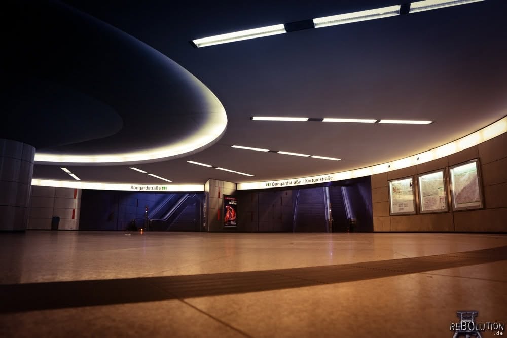 Ein Ufo landet am Rathaus-Süd! 😂

#Bochum #Ufo #Straßenbahn #Rathaus-Süd #Linie302